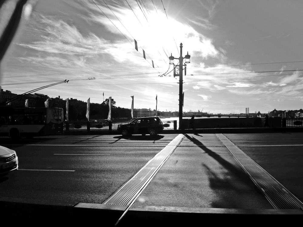 Петербургские тени на Дворцовом мосту.