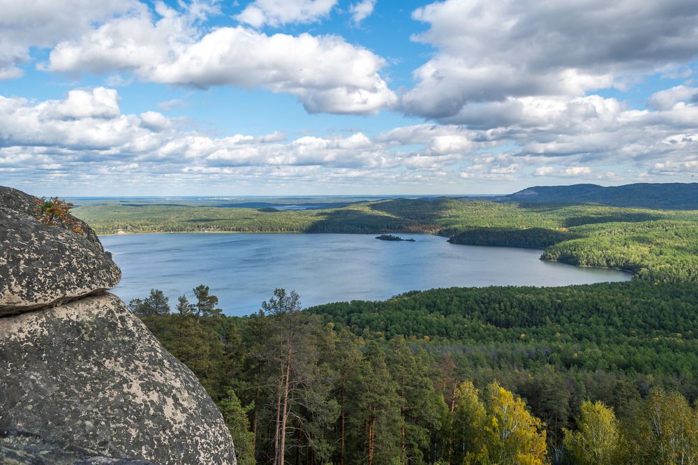 Вид с Аракульских Шиханов на озеро Аракуль