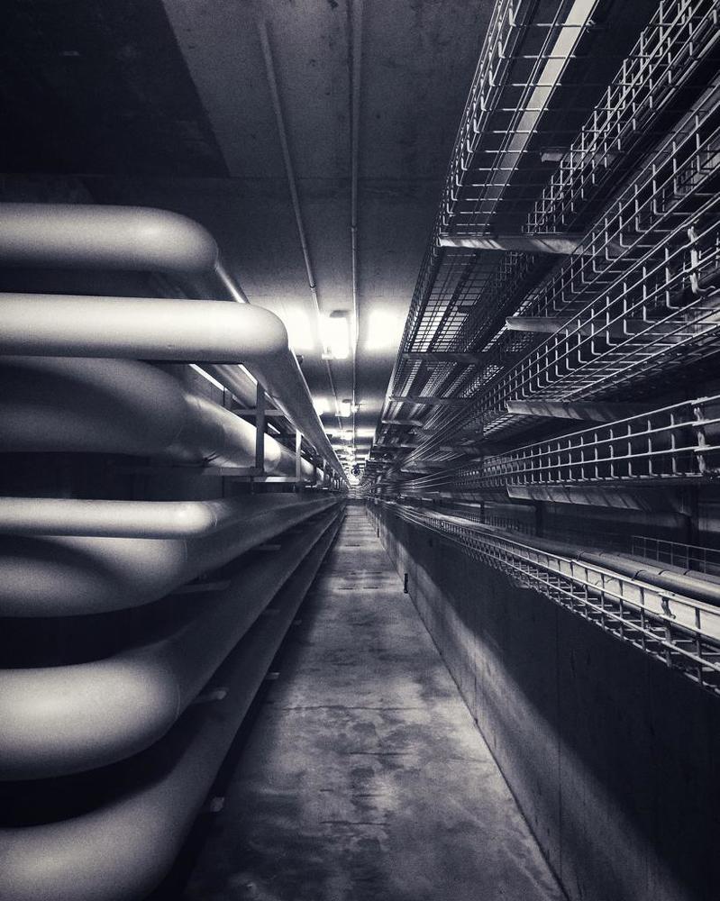 Трубы под термальным центром бассейна