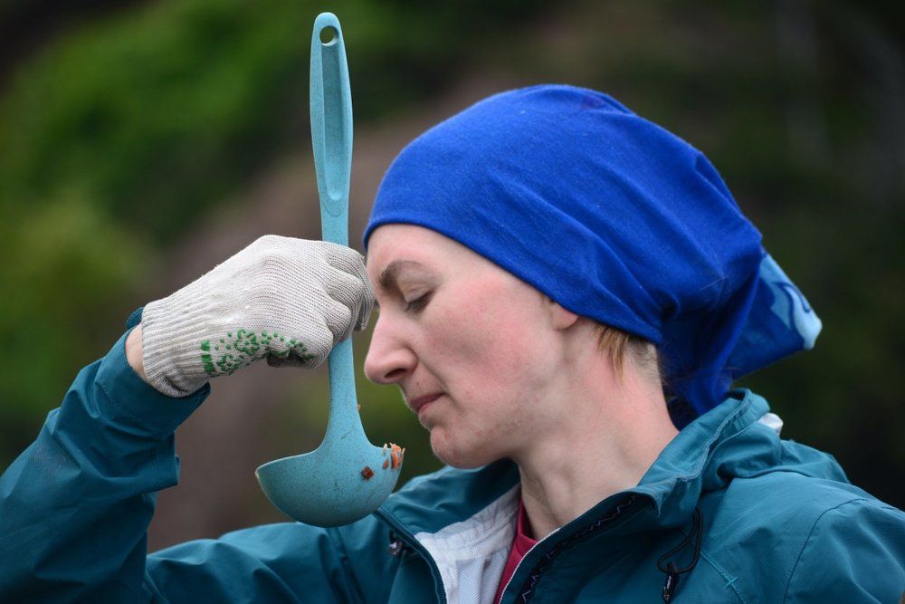 Повар в сомнениях от приготовленного борща