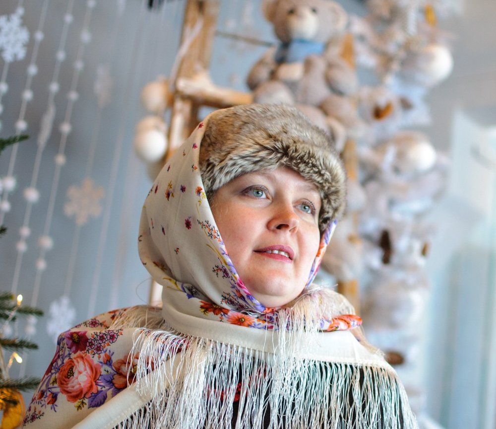 A woman with a hat and shawl
