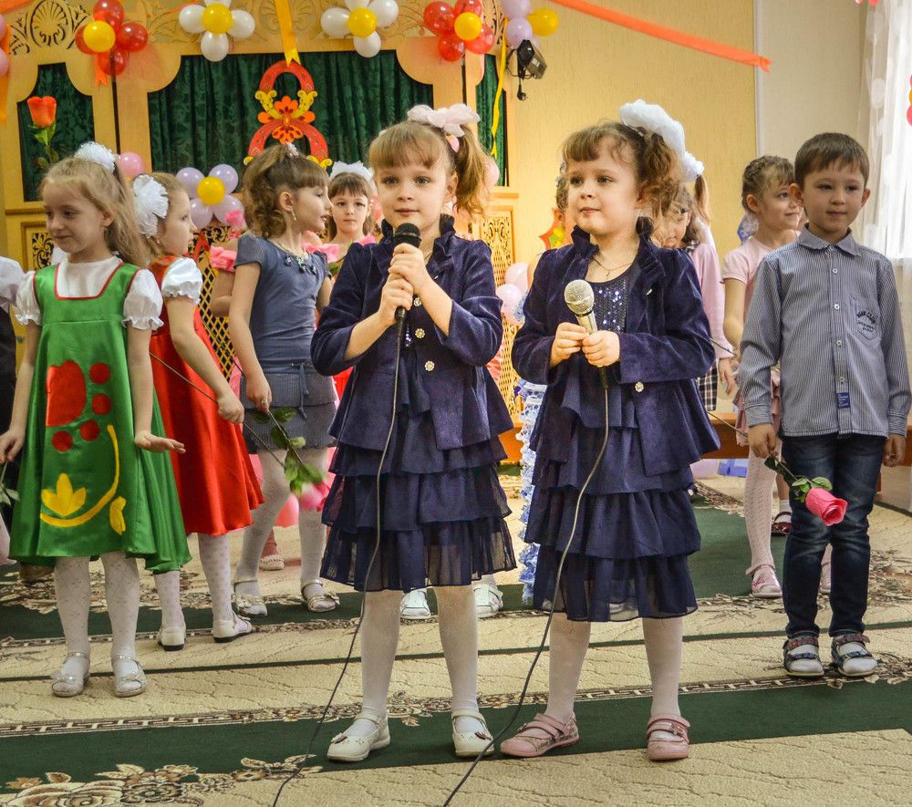 Twins are singing