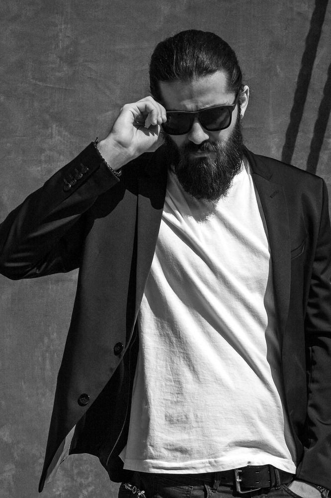 Мужчина в очках и с бородой