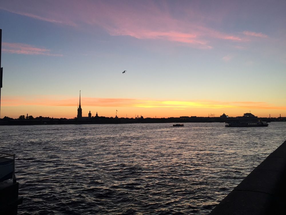 Встречаем рассвет после ночной прогулки по Неве