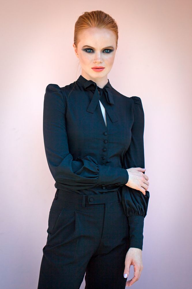 Модель в черном