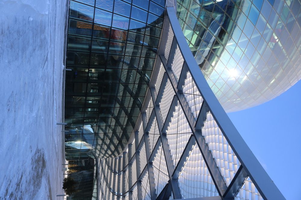 Стекло, металл, бетон.