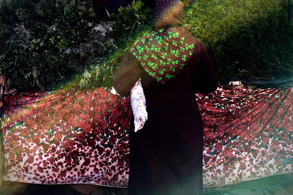 Покупательница у лавки зеленщика. Марокко.