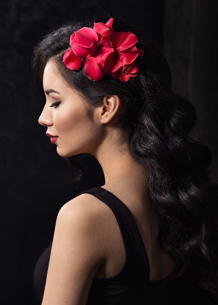 Портрет девушки с красными цветами.