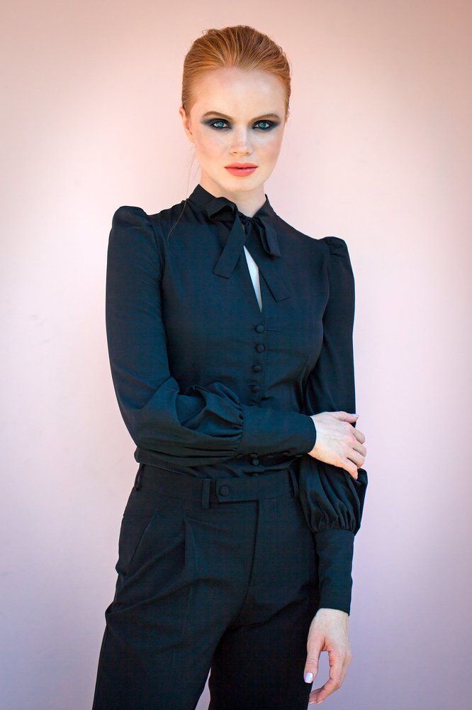 Модель в черном