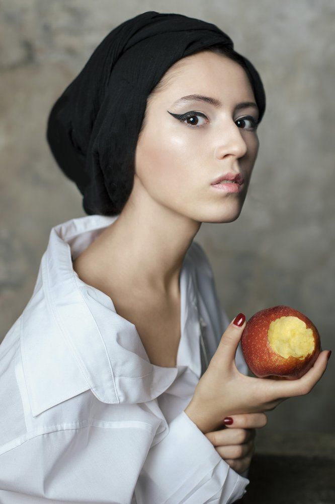 Девушка с яблоком