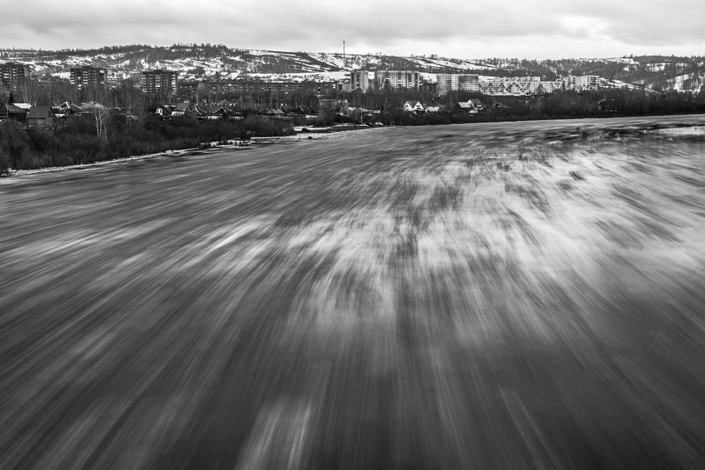 Мощная река