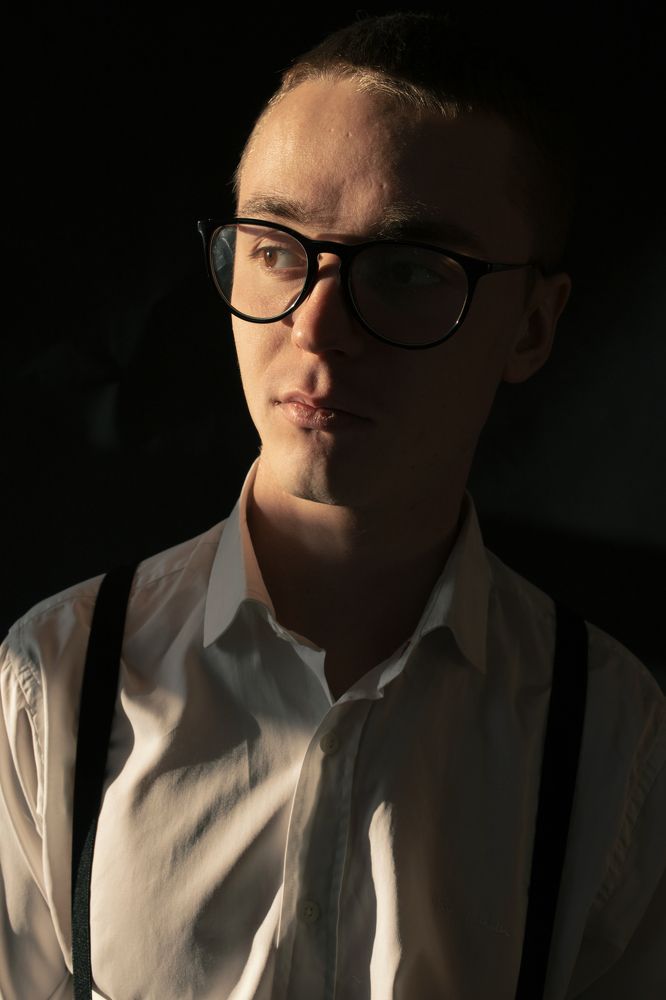 Парень в лучах солнца