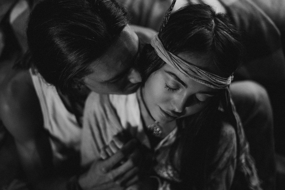 Затаив дыхание.