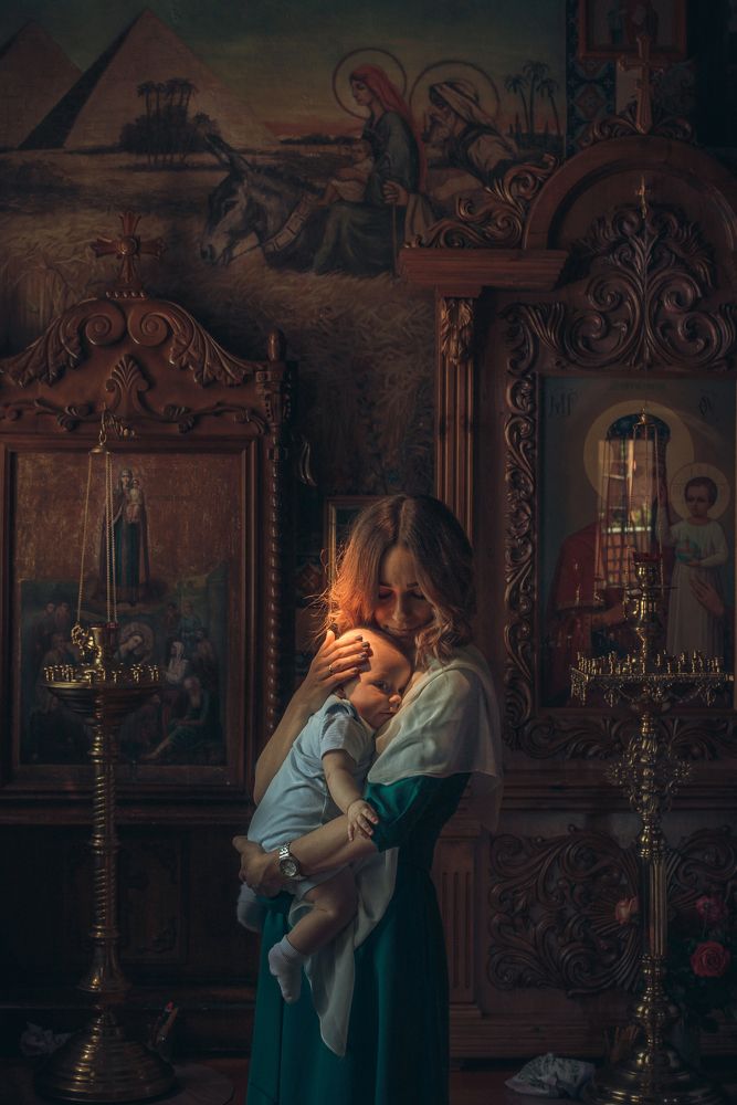 Таинство крещения. Мать и дитя.