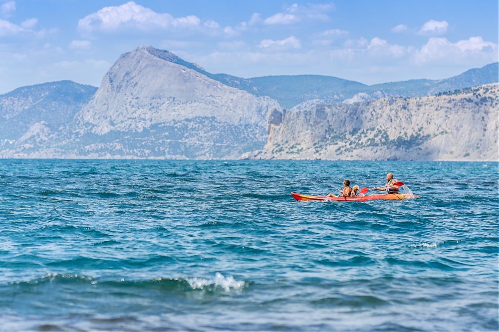 Двое в лодке не считая собаки.