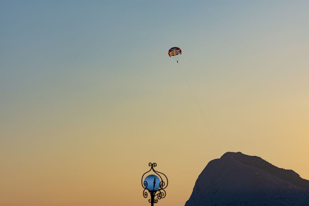 Зацепился за гору.