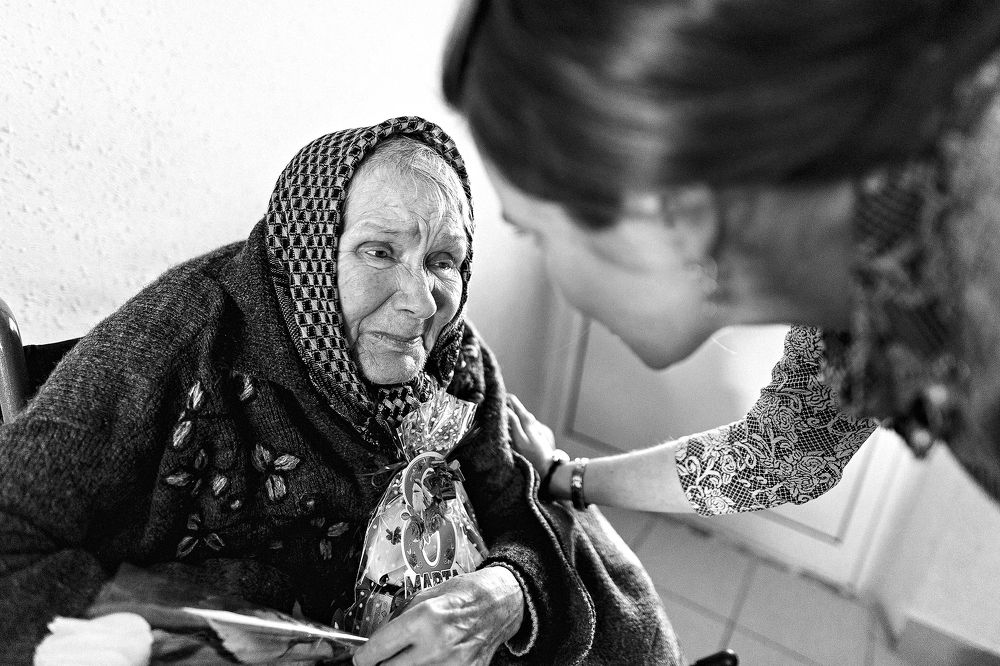 Не забывайте своих стариков, им это очень нужно...