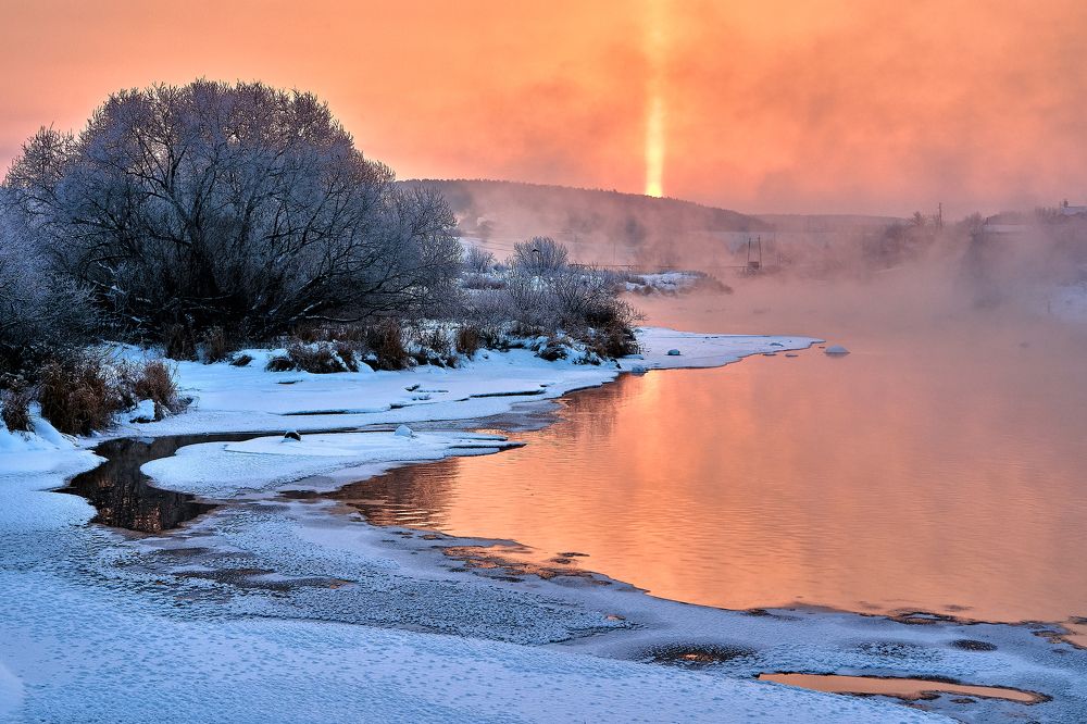 Морозное утро теплой реки