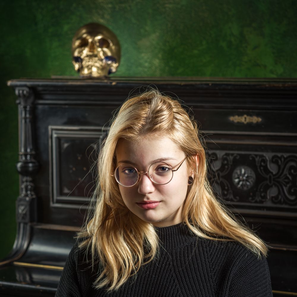 Девушка и череп