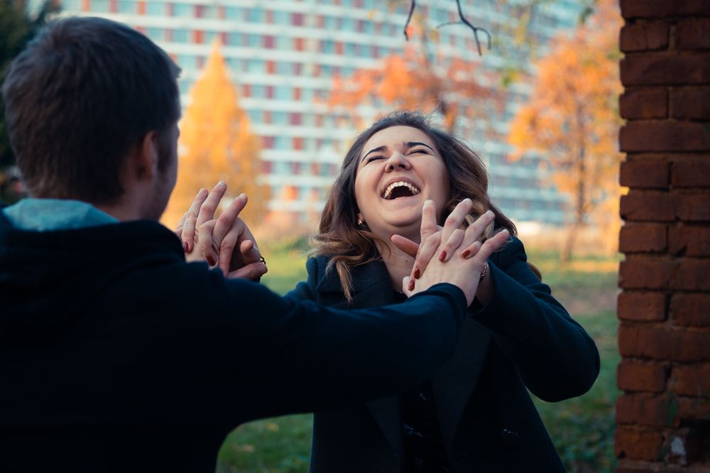 Оля смеется