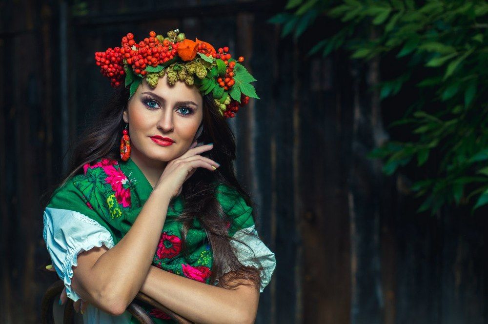 Девушка с осенним венком