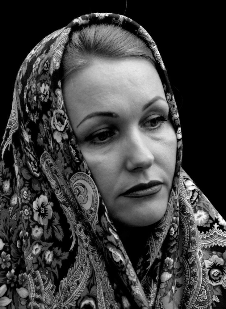 Портрет девушки в платке