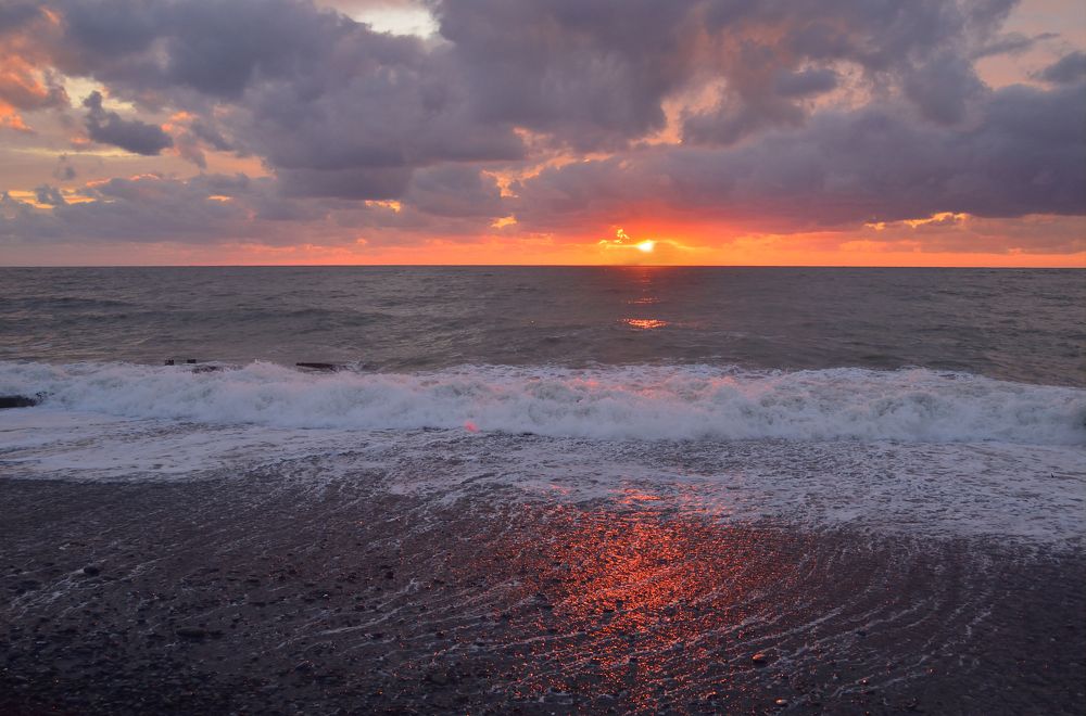 Адлер. Вечер на пляже