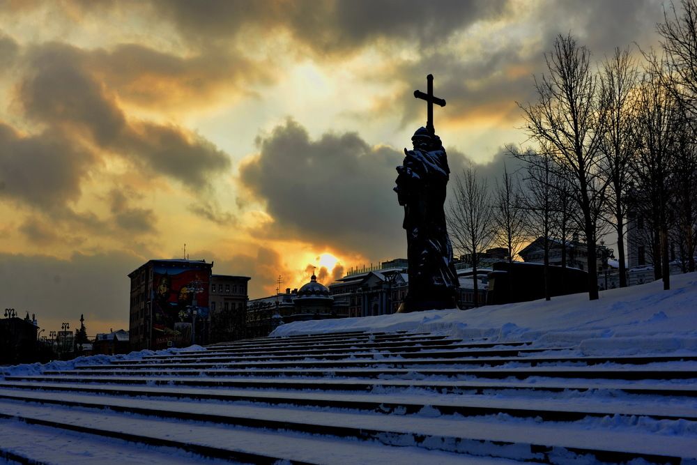 СОЛНЦЕ  ВСТАЁТ  НА  ВОСТОКЕ .