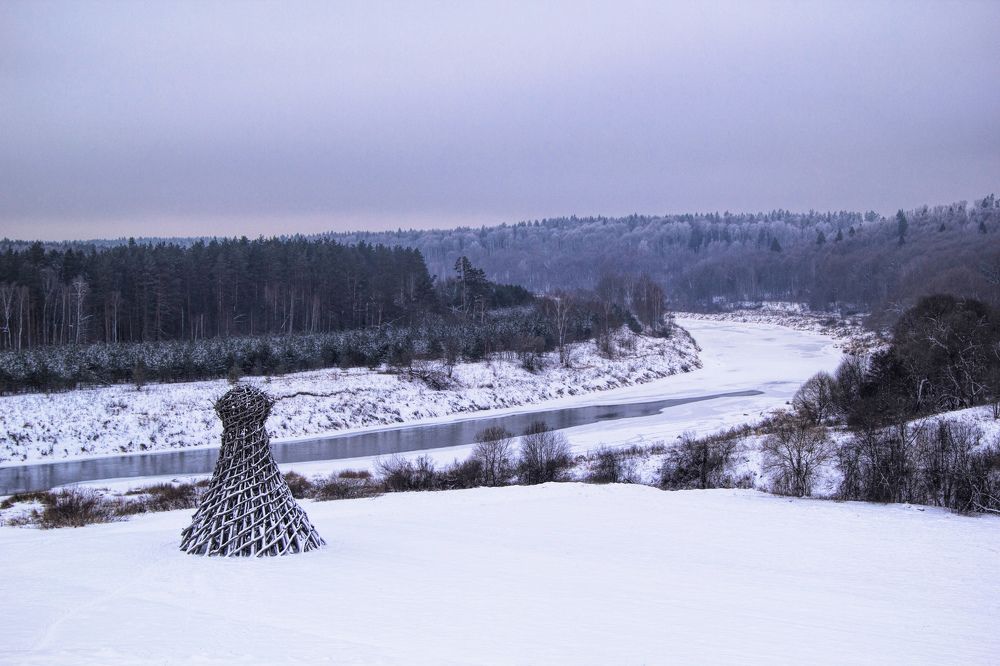 На берегу очень тихой реки