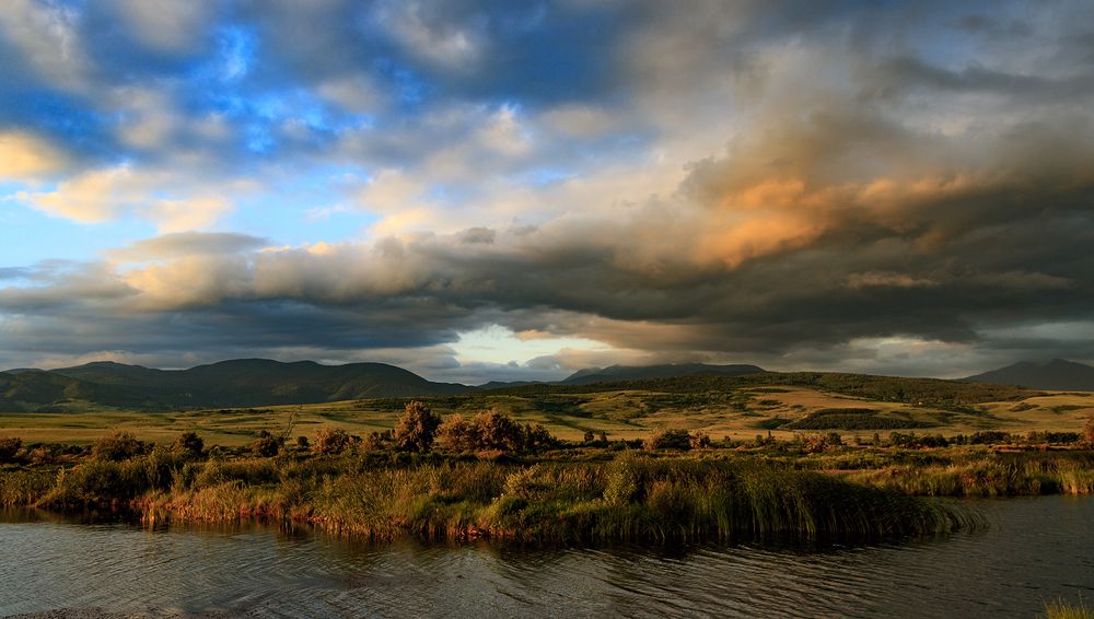 Один из притоков реки Кура (Мтквари).  Утро после ливня