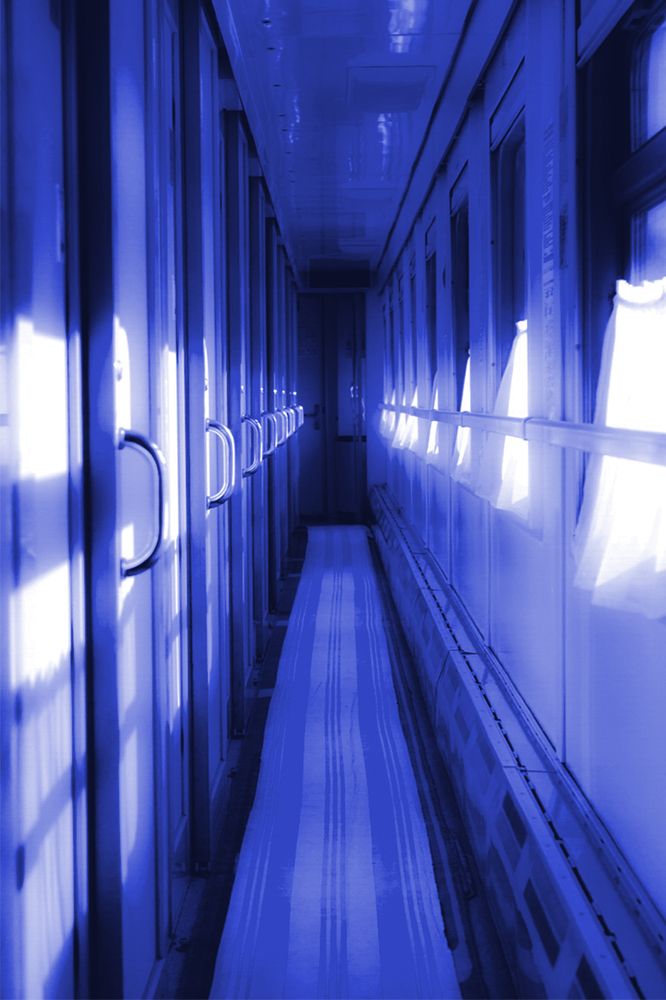 Голубой вагон бежит качается ...