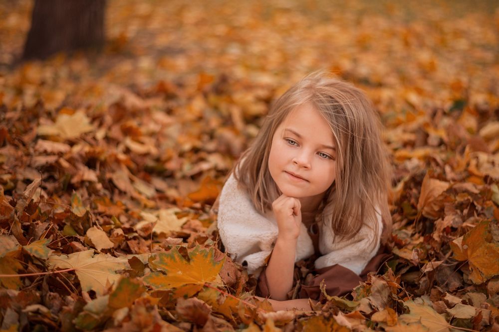 Девочка и осенние листья.