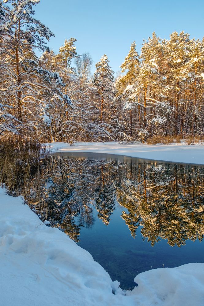 У голубого озера.