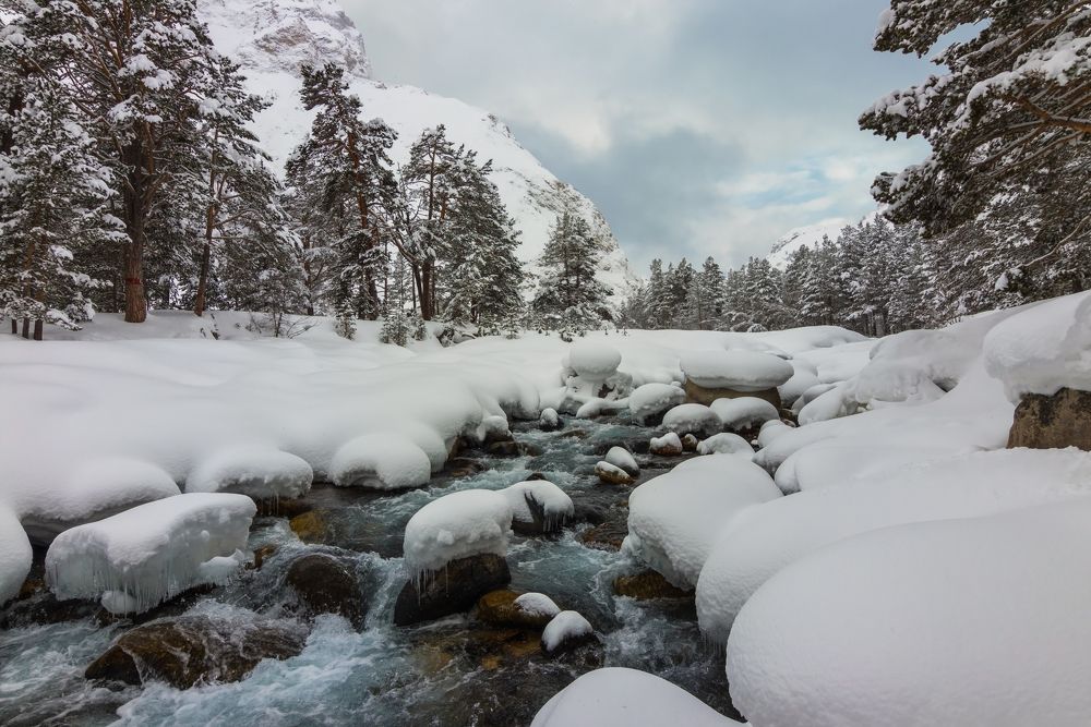 Морозной лентой серебро вдевая, Вальсирует Зима- Царица Красоты.