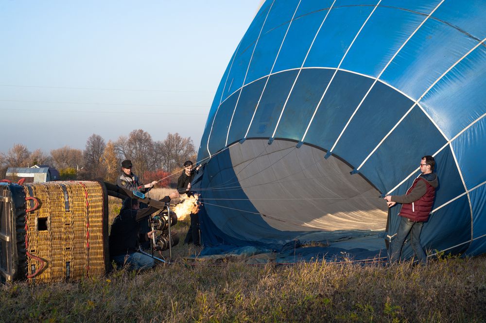 Процесс надувания воздушного шара