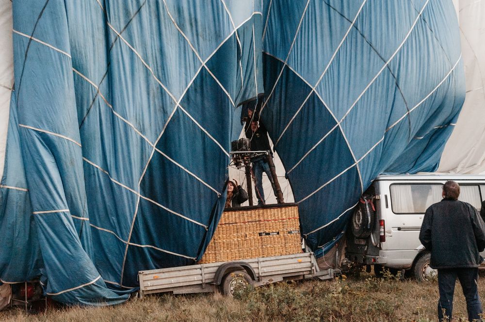 Процесс сдувания воздушного шара
