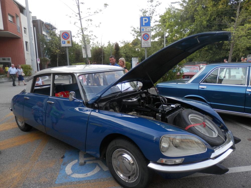 старый автомобиль