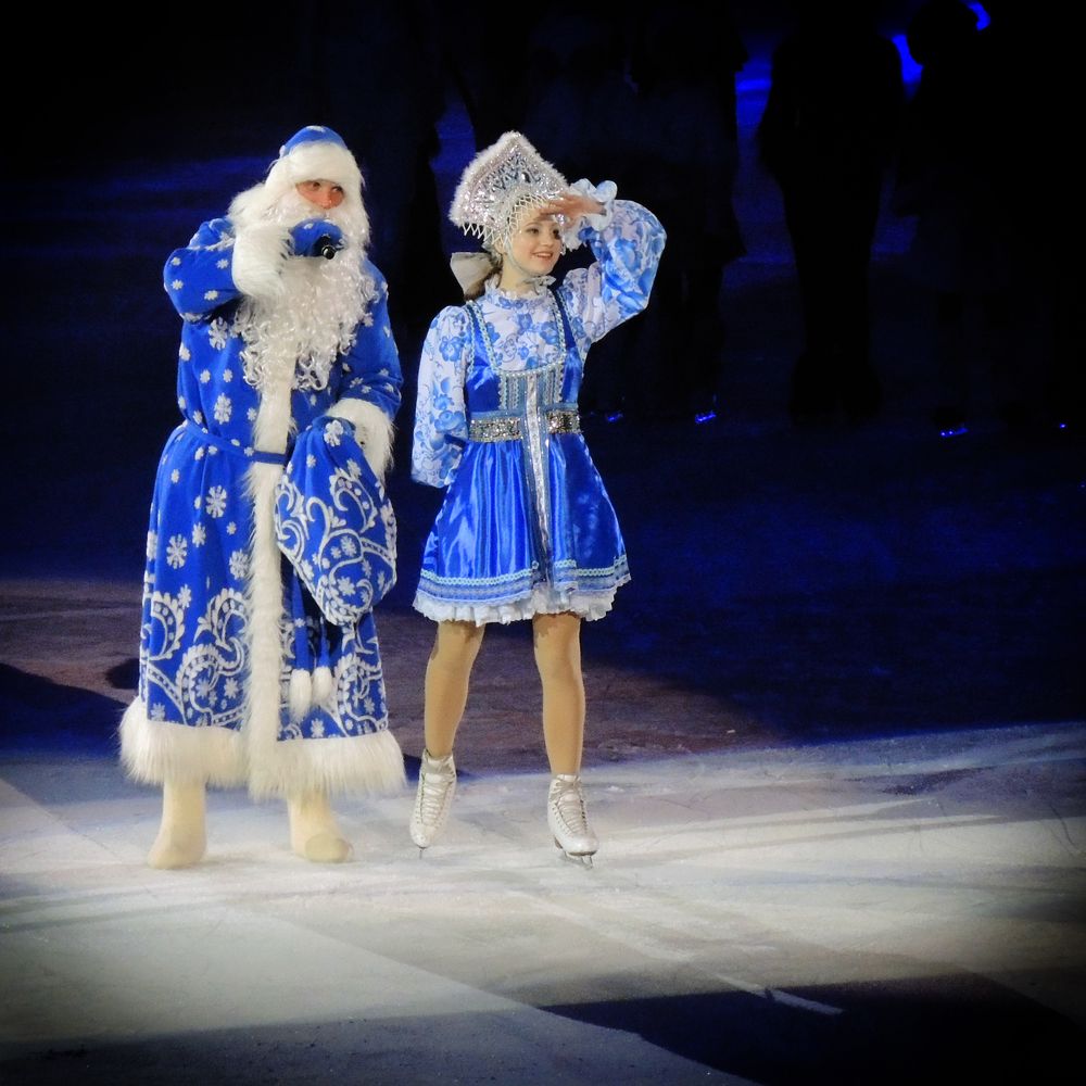 Дед мороз и Снегурочка.