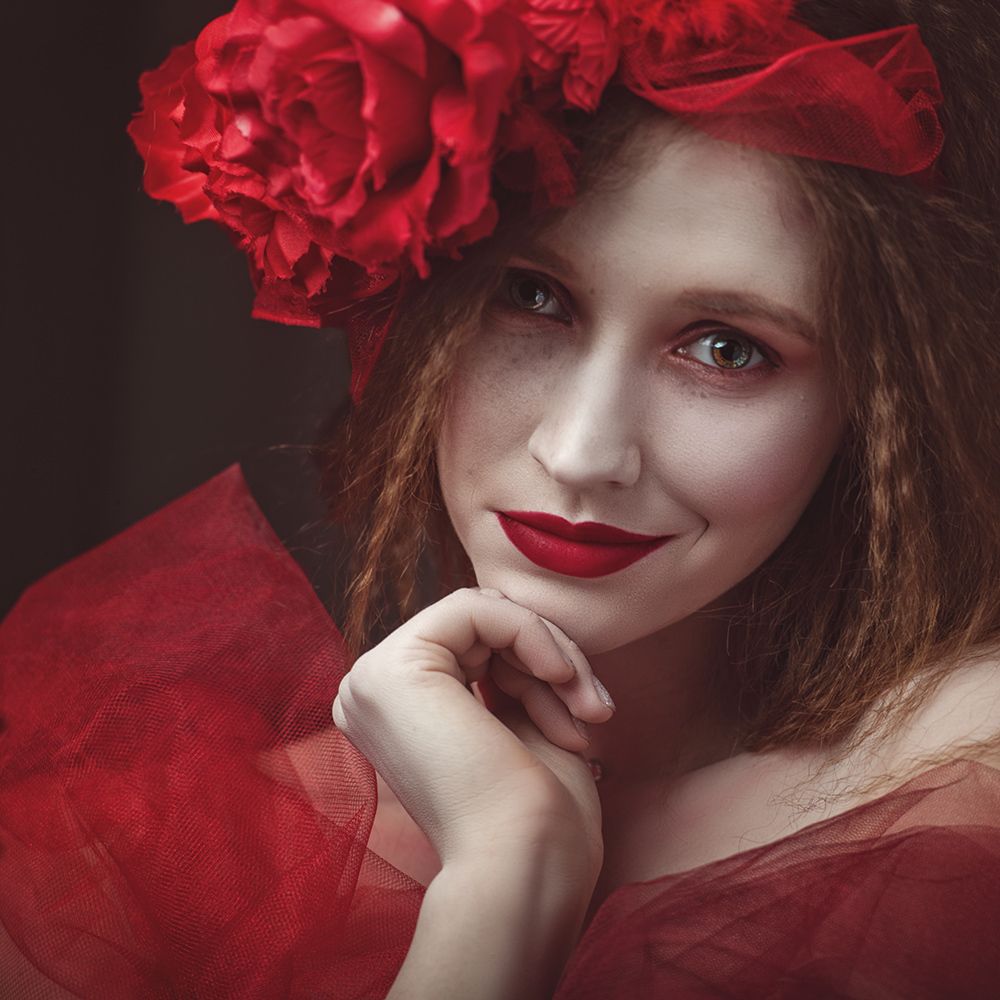 Девушка в красном