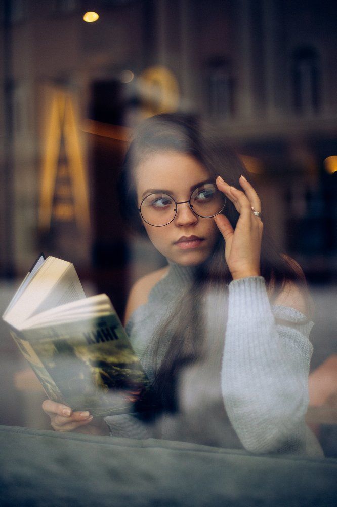 Девушка в кафе