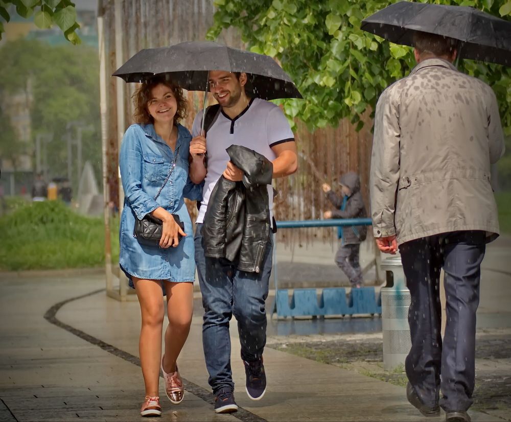 Под дождём..