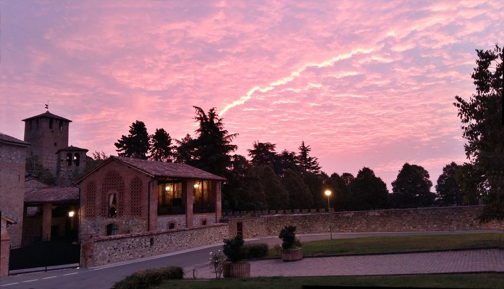 Alba rosa sul paese di Vigolzone