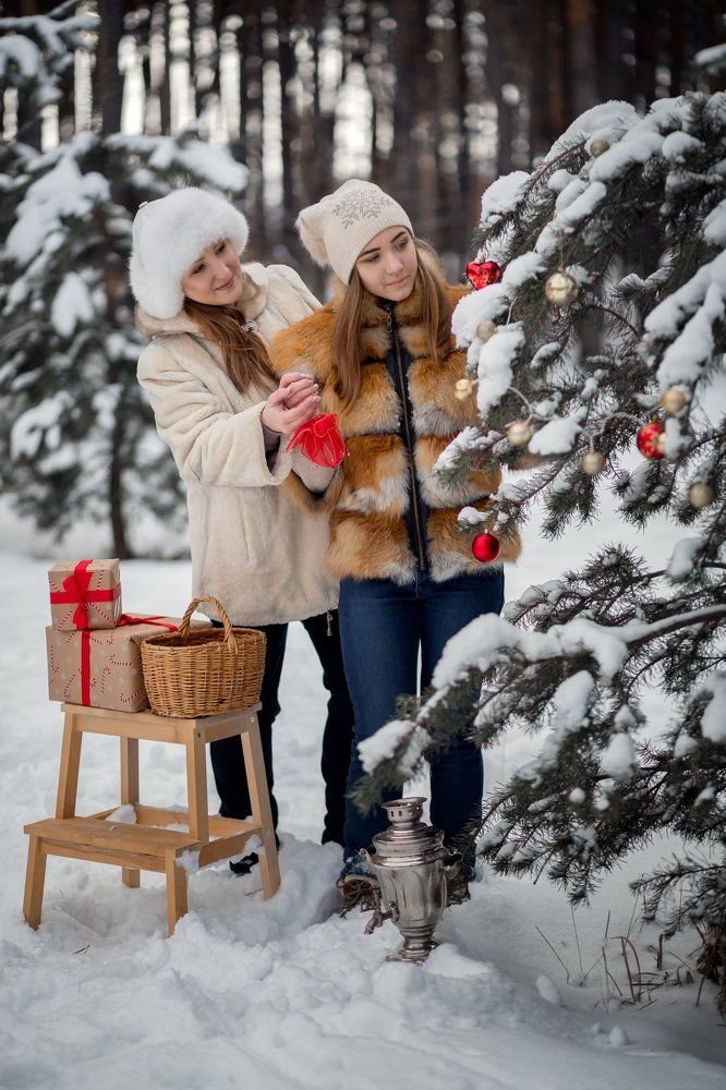 Украшаем елку в лесу