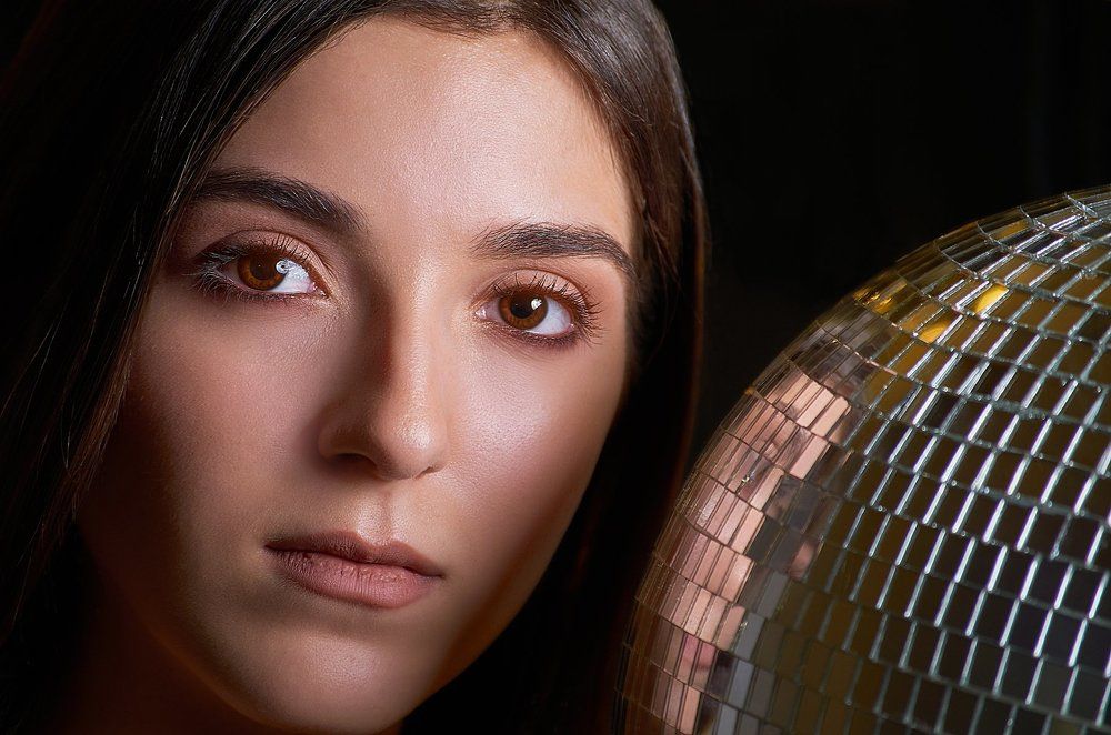 Девушка с шаром