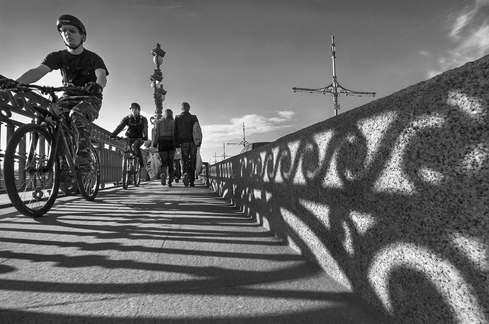 Тени Троицкого моста