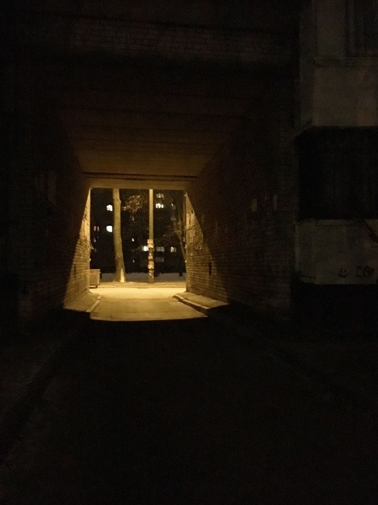 Вечер в подворотне.