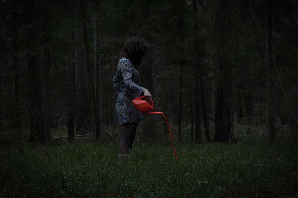 девушка с лейкой