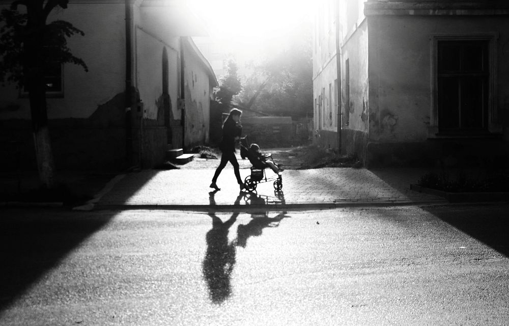 Девушка с коляской