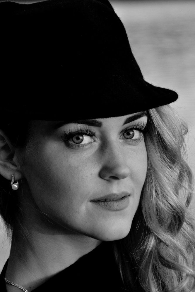 Портрет девушки в шляпке