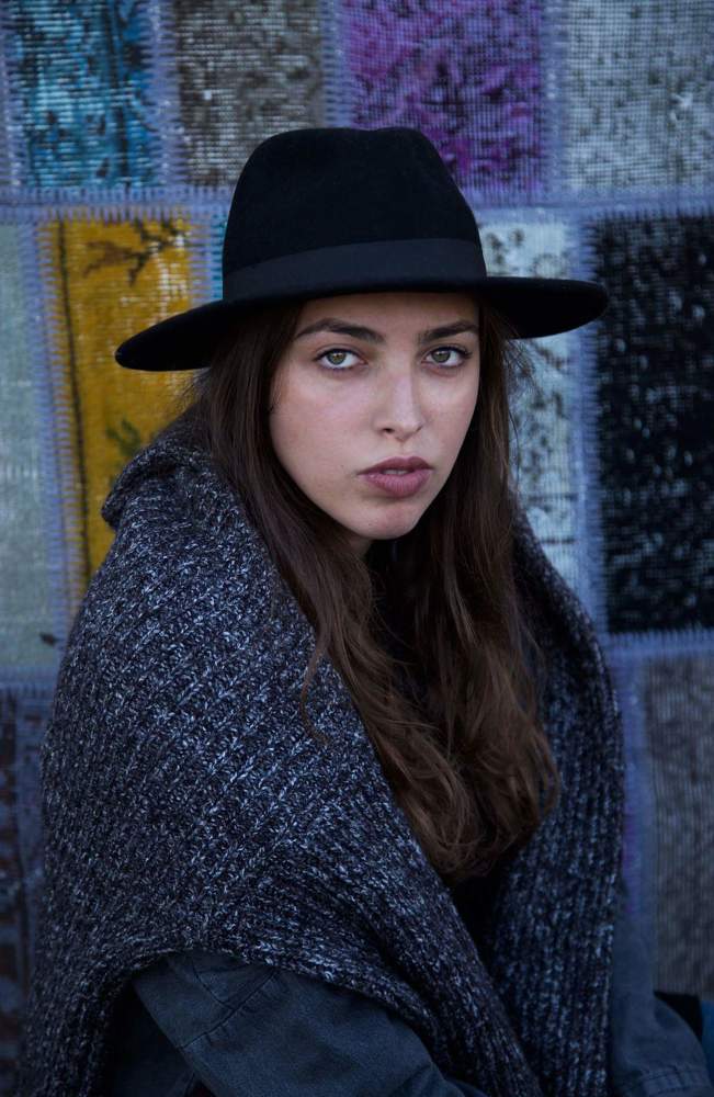 Девушка в шляпе